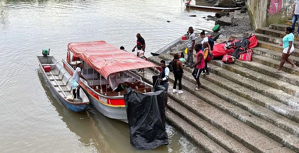 Población en Timbiqui, Colombia, subiendo a una embarcación.
