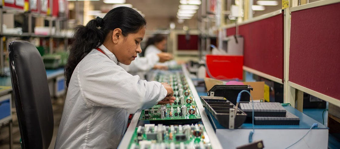 Engineer building a circuit board in Uttar Pradesh, India. Photo: PradeepGaurs / Shutterstock.com