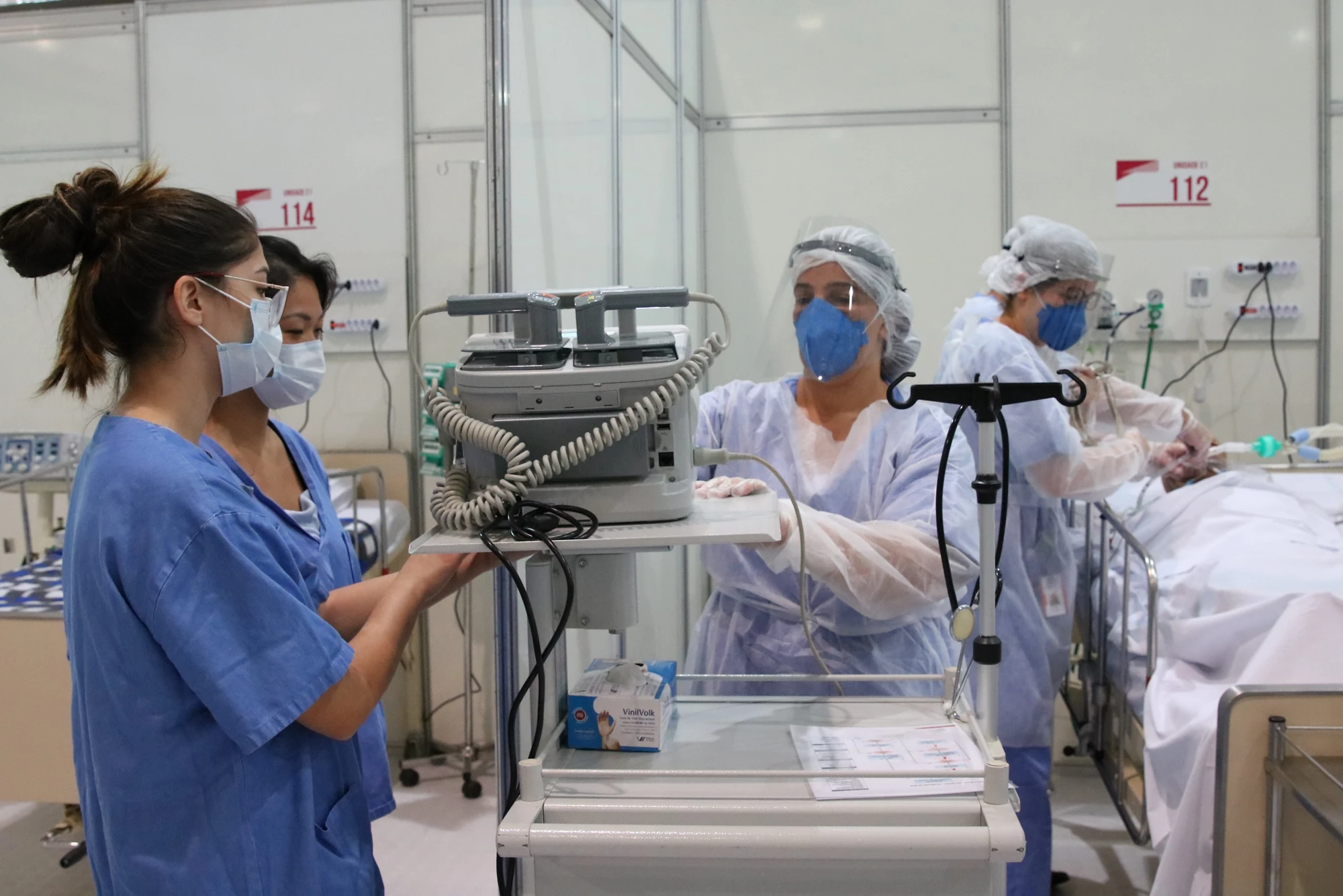 Em São Paulo, médicos fazem treinamento no hospital de campanha para tratamento de covid-19 do Complexo Esportivo do Ibirapuera