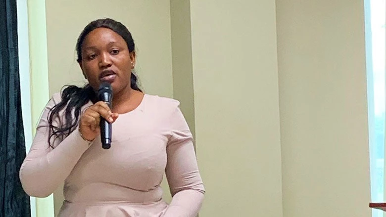 Bintou Moussoyi, student at the University Marien Ngouabi, explains how the Open Cities field work exposed her to erosion, flood damages and houses buried under sand and made her better understand their impact on populations? lives, in Open Cities worksho