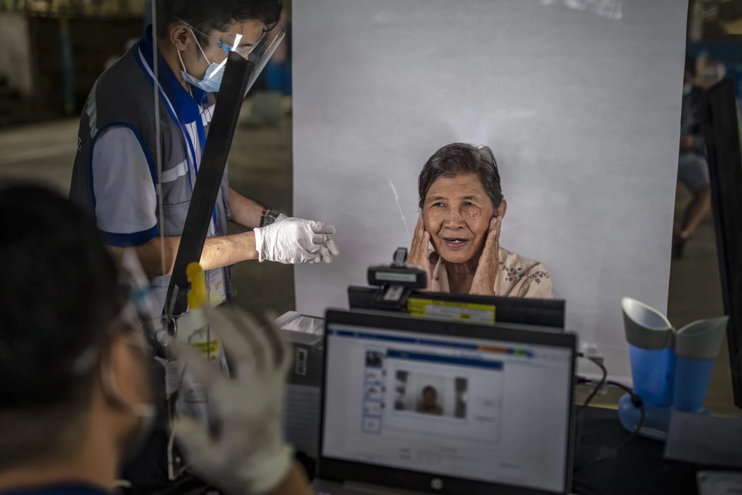 Woman getting her photo taken for her ID in the Philippines. © Ezra Acayan/World Bank Group