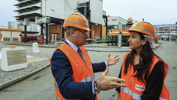 IFC's Neha Sud talks to an employee of CIPREL thermal power station, located in Abidjan, Cote d’Ivoire. Photo:  Dominic Chavez/ IFC (2017)