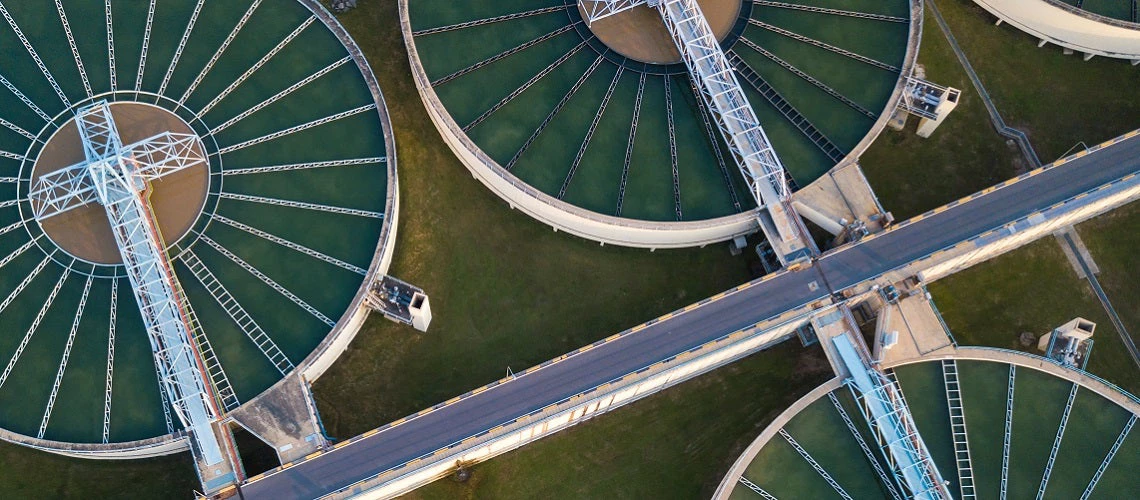 Vue aérienne des clarificateurs à contact pour matières solides d?une station d?épuration. Photo : People Image Studio/Shutterstock