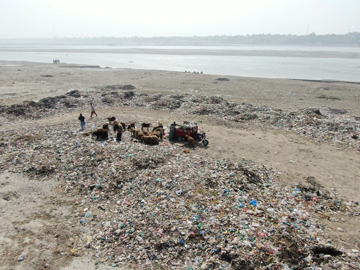 Plastic waste dumped on the banks of Indus River. Photo: World Bank  