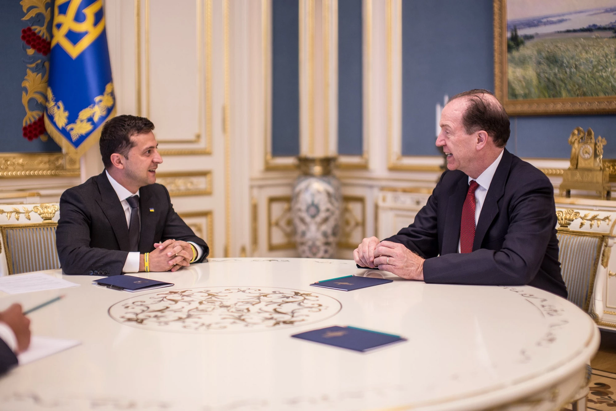 Le président ukrainien Volodymyr Zelenskyy (gauche) s'entretient avec le président du Groupe de la Banque mondiale, David Malpass en Ukraine. Photo : © Banque mondiale