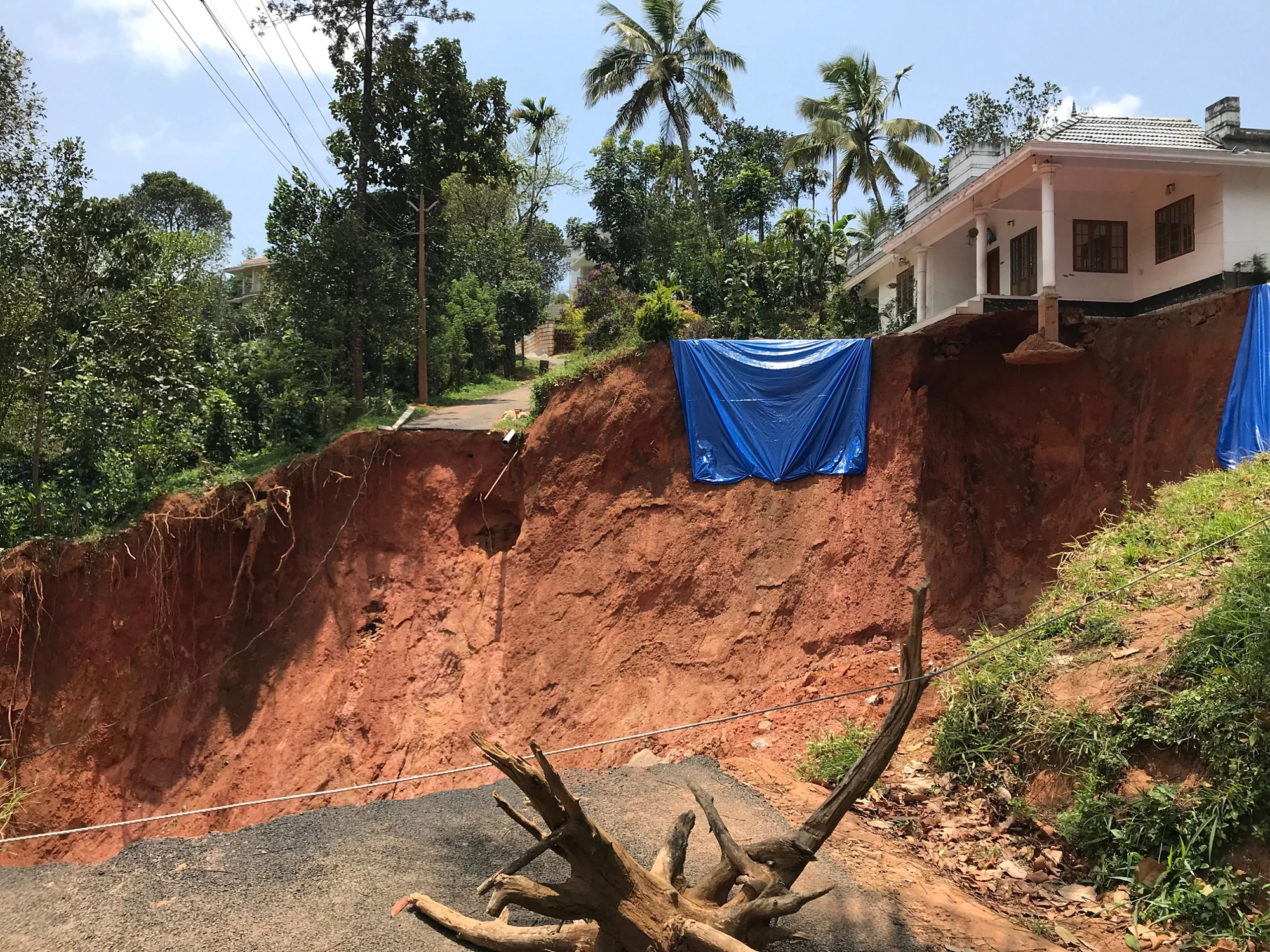 A large landslide swept the foundation of a hill-top house at Idukki, Kerala. Photo Credit: Masatsugu Takamatsu
