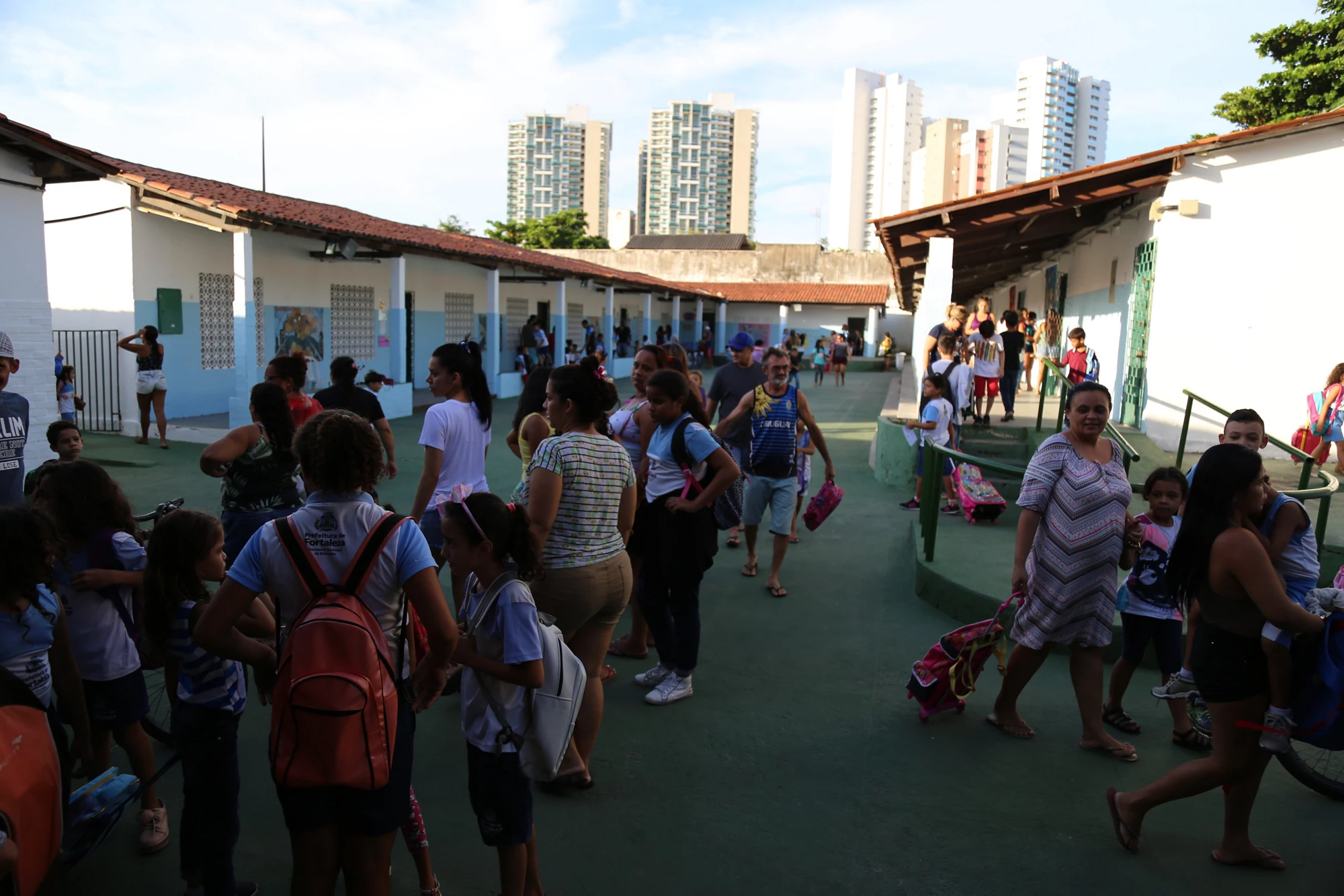 Famílias buscam crianças na escola em Fortaleza, Brasil