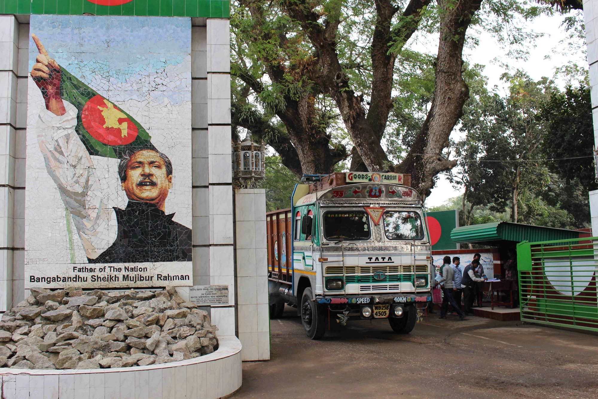 In Bangladesh, seamless connectivity with India can raise national income by as much as 17 percent, while India would gain by 8 percent. Photo of Benapole Check Post on the Indo-Bangladesh border by Erik Nora