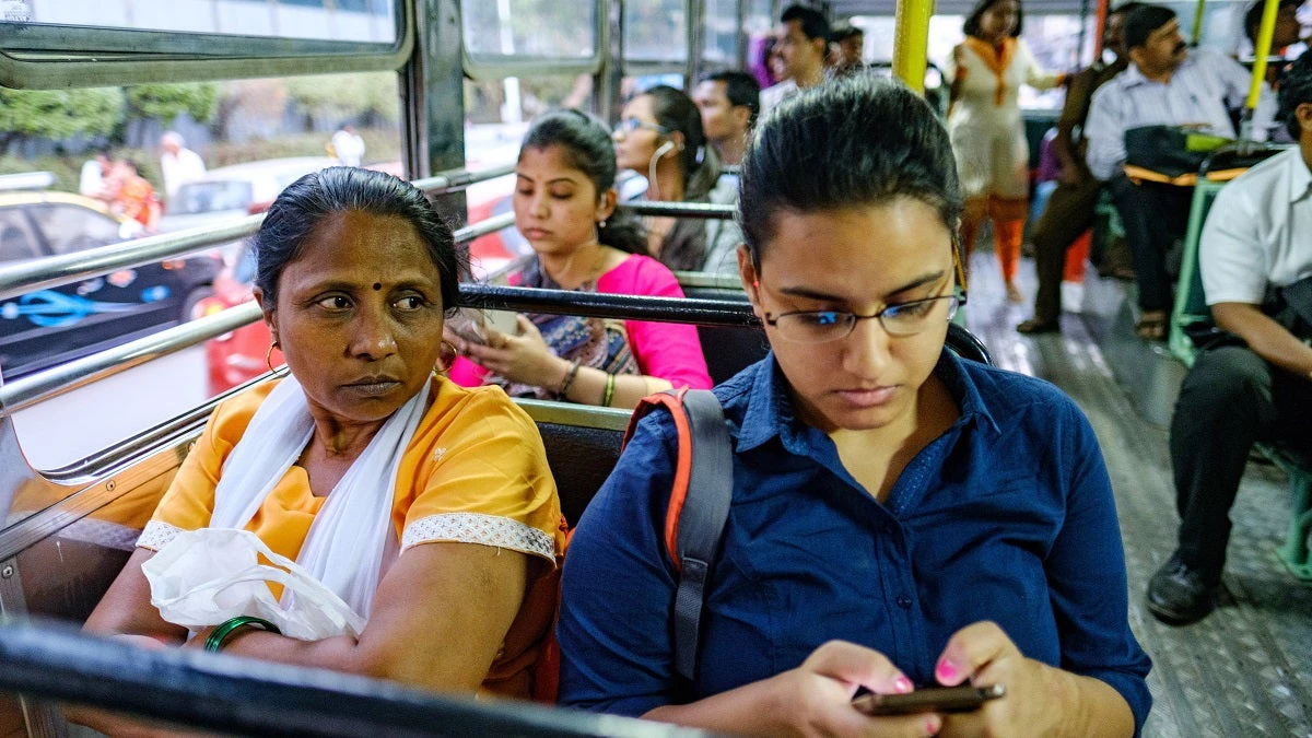 Bus passengers in India. Photo: Aashim Tyagi/WRI India