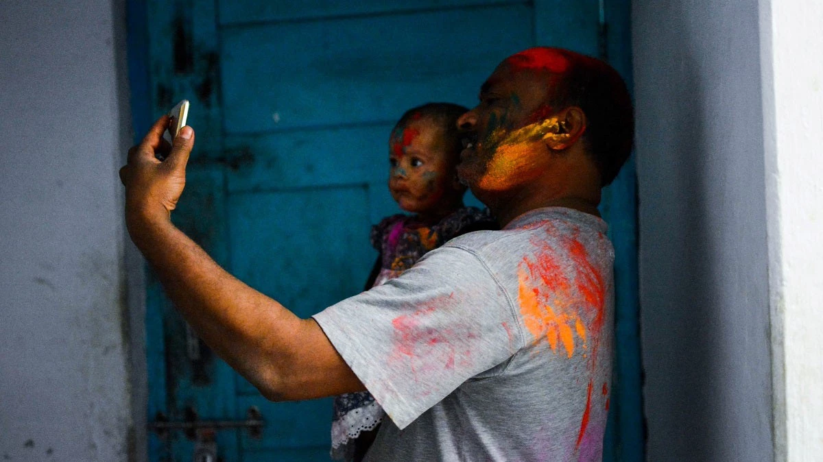 Young father taking a selfie with his child, India. Photo: Vishnu Nishad/Unsplash