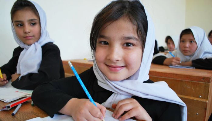 Des élèves suivent la classe en Afghanistan. © Sofie Tesson/Banque mondiale