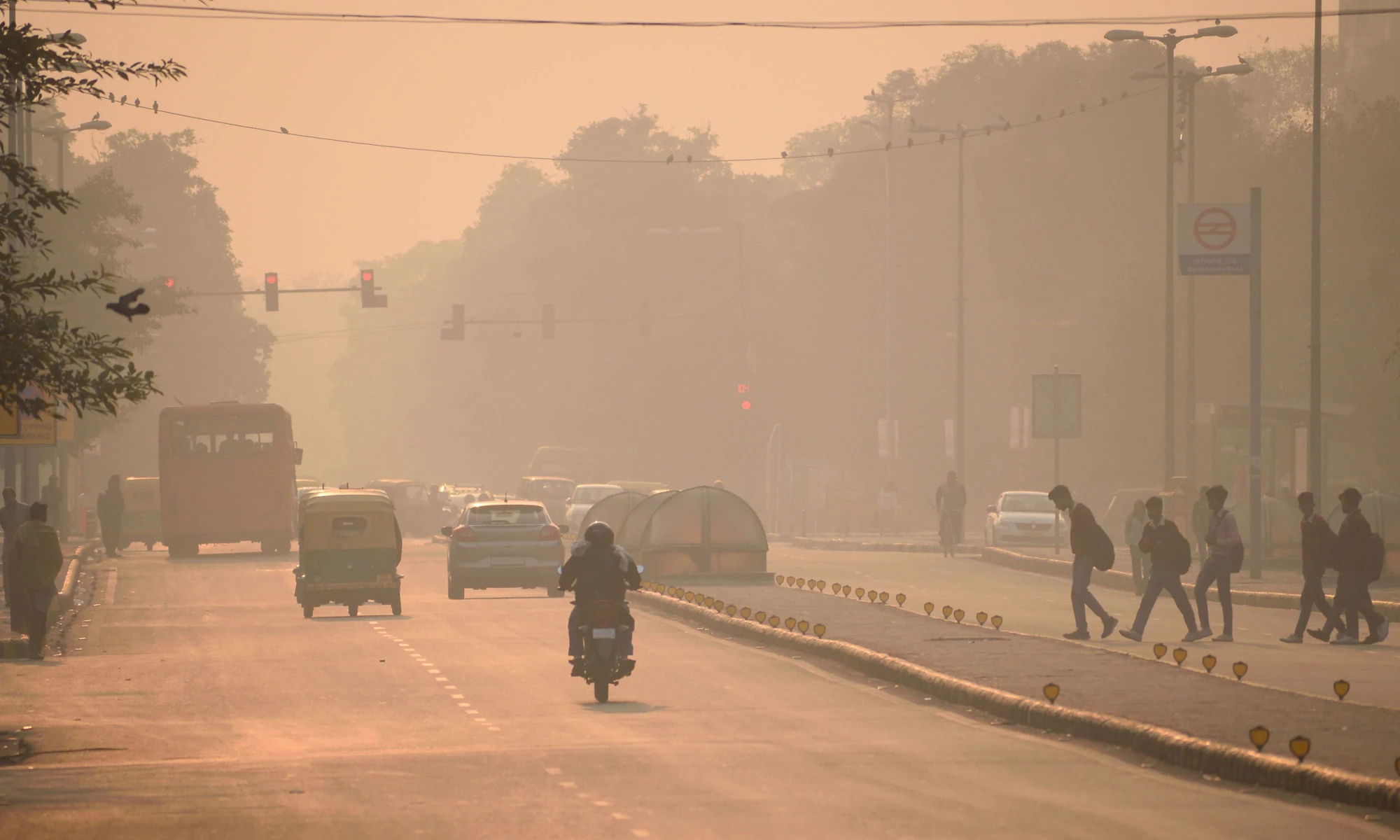 Vehicles and people moving in the streets amidst heavy smog. Photo: Shutterstock