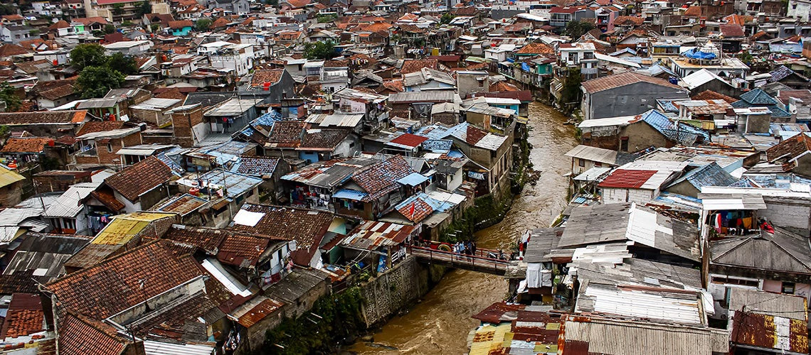 Bandung, Indonesia—Slums on the banks of the Cikapundung River in Bandung. | © shutterstock.com
