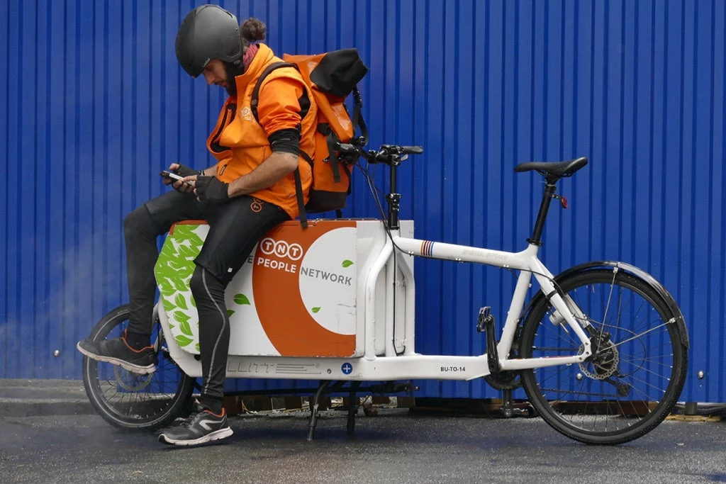  Un repartidor en una bicicleta de carga. Fotografía: Antonello Marangi/Shutterstock.