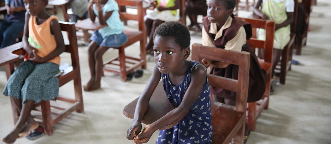 Students listen to class lessons at Beajah Public School, in Beajah, Liberia. Photo © Dominic Chavez/World Bank