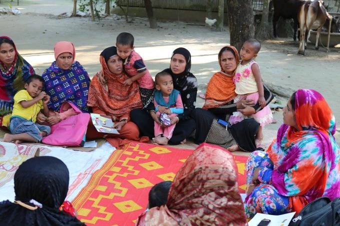 Silvi?s elder brother, his friends, and their mothers gather for a counselling session to make better decisions about their families? health and nutrition. 