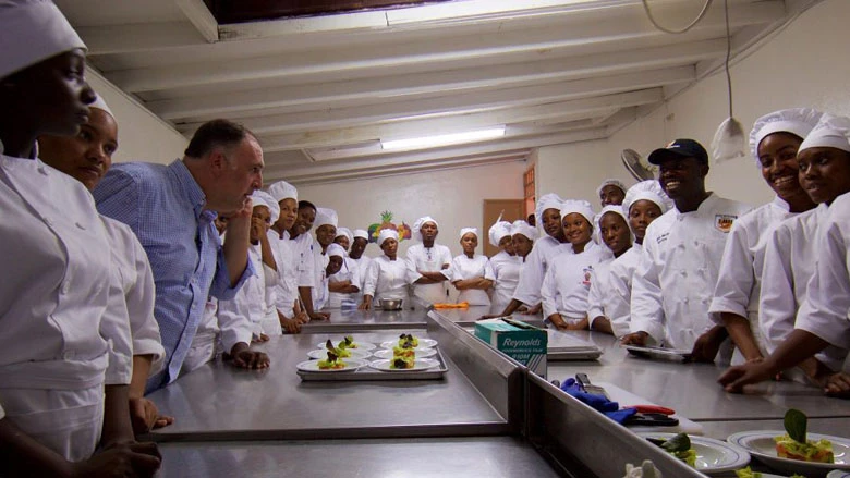 Un puesto en la mesa: Crear oportunidades para las poblaciones vulnerables y a menudo excluidas con el chef José Andrés