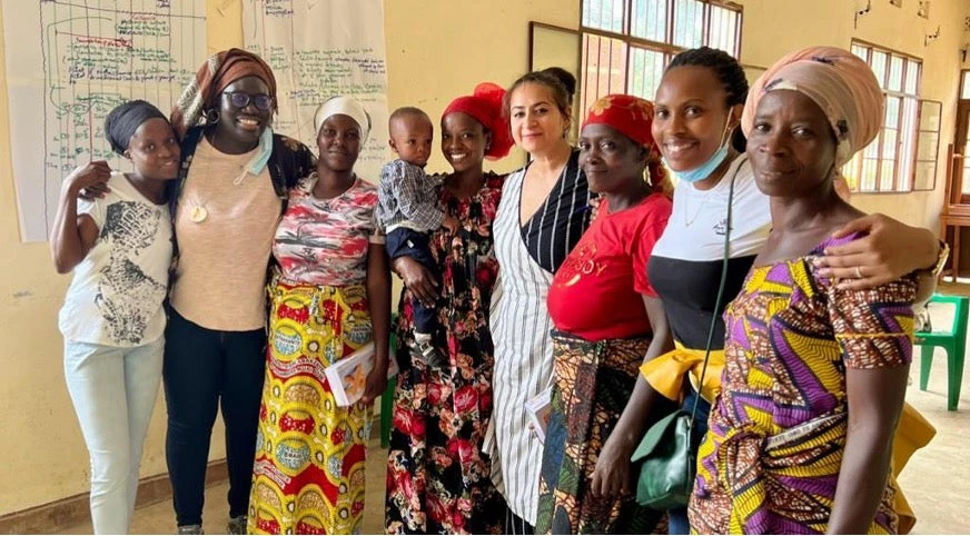 Arame Tall, Leela Raina, and Nina Ndayiragije with members of a women?s focus group in the Bugurama colline of Rumonge province. Photo: World Bank.