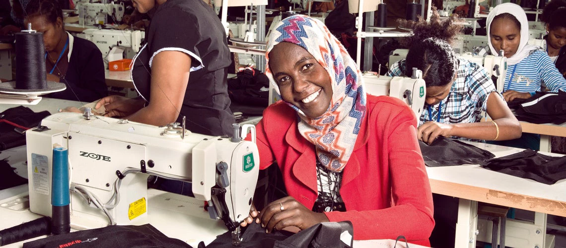 Mujer trabajando en una fábrica textil 