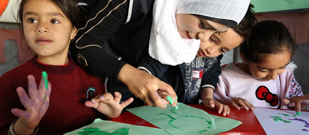 Syrian refugee children learn to finger pain