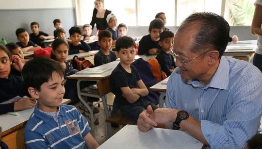 Jim Yong Kim visits classrooms filled with Syrian refugee students in Beirut, Lebanon. © Dominic Chavez/World Bank