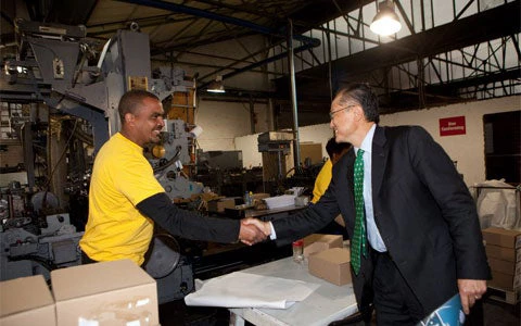 El Presidente del Grupo del Banco Mundial, Jim Yong Kim durante su visita a una empresa en Johannesburgo, Sudáfrica.