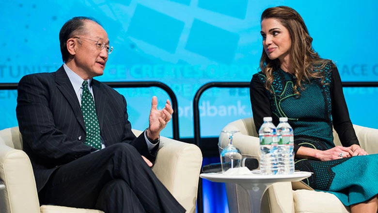 Le président Jim Yong Kim discute avec la reine Rania de Jordanie. © Grant Ellis/Banque mondiale