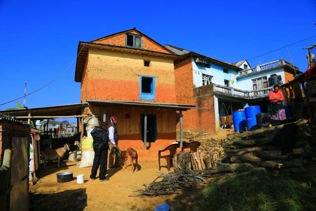 La casa de Keshav (a la izquierda) y la casa de su madre (a la derecha) antes del terremoto.