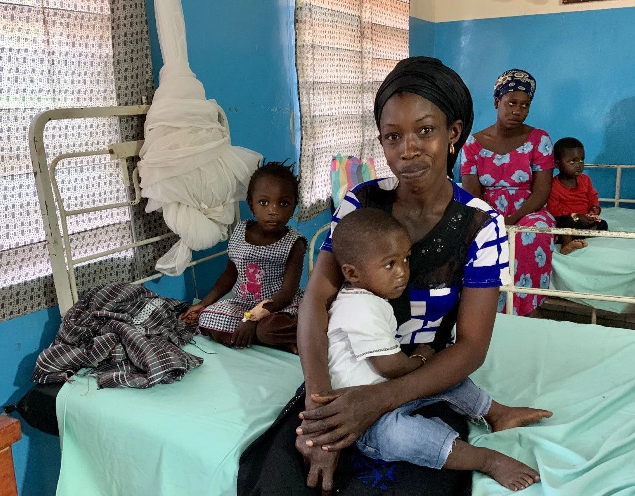 Waiting to be seen by the midwife at the postnatal ward in the Kuntair Minor Health Center, the Gambia. © Anugraha Palan/World Bank 