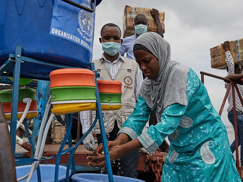 Preparativos para realizar pruebas y prevenir la propagación del coronavirus (COVID-19) desde Brazzaville, República del Congo, a la República Democrática del Congo. Fotografía: © Hugh Kinsella Cunningham/Organización Mundial de la Salud.