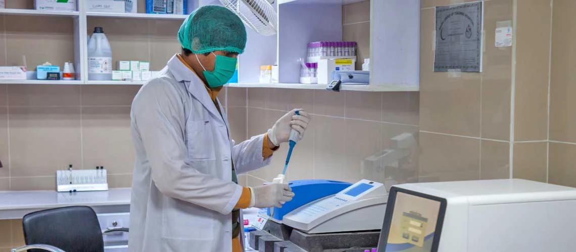 Proteccionismo, exportaciones, comercio y economía en tiempos del coronavirus. Foto: Un técnico de laboratorio en un hospital. © Tariq siddiq Kohistani/Shutterstock