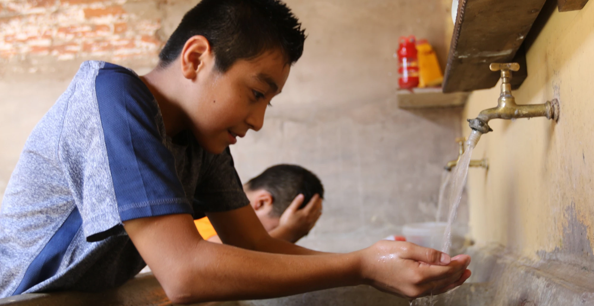 Niños lavan sus manos en Santa Cruz, Bolivia