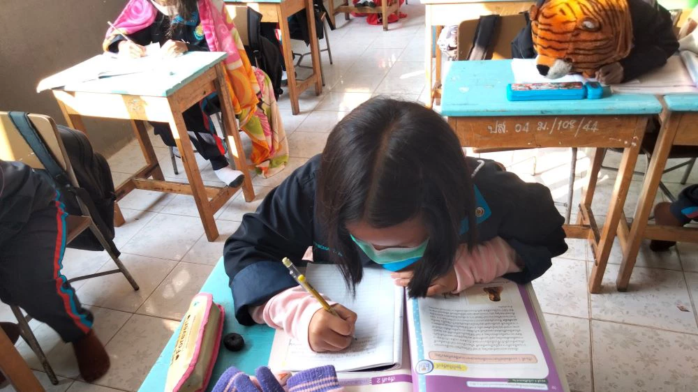 A female student is reading a book.