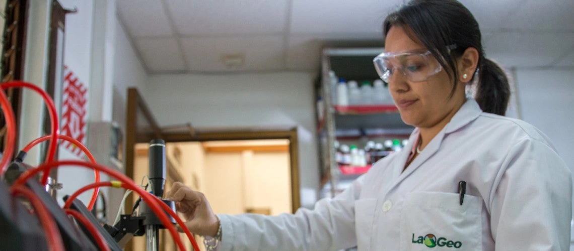 Una mujer trabaja en el laboratorio de LaGeo, planta de geotermia de El Salvador 