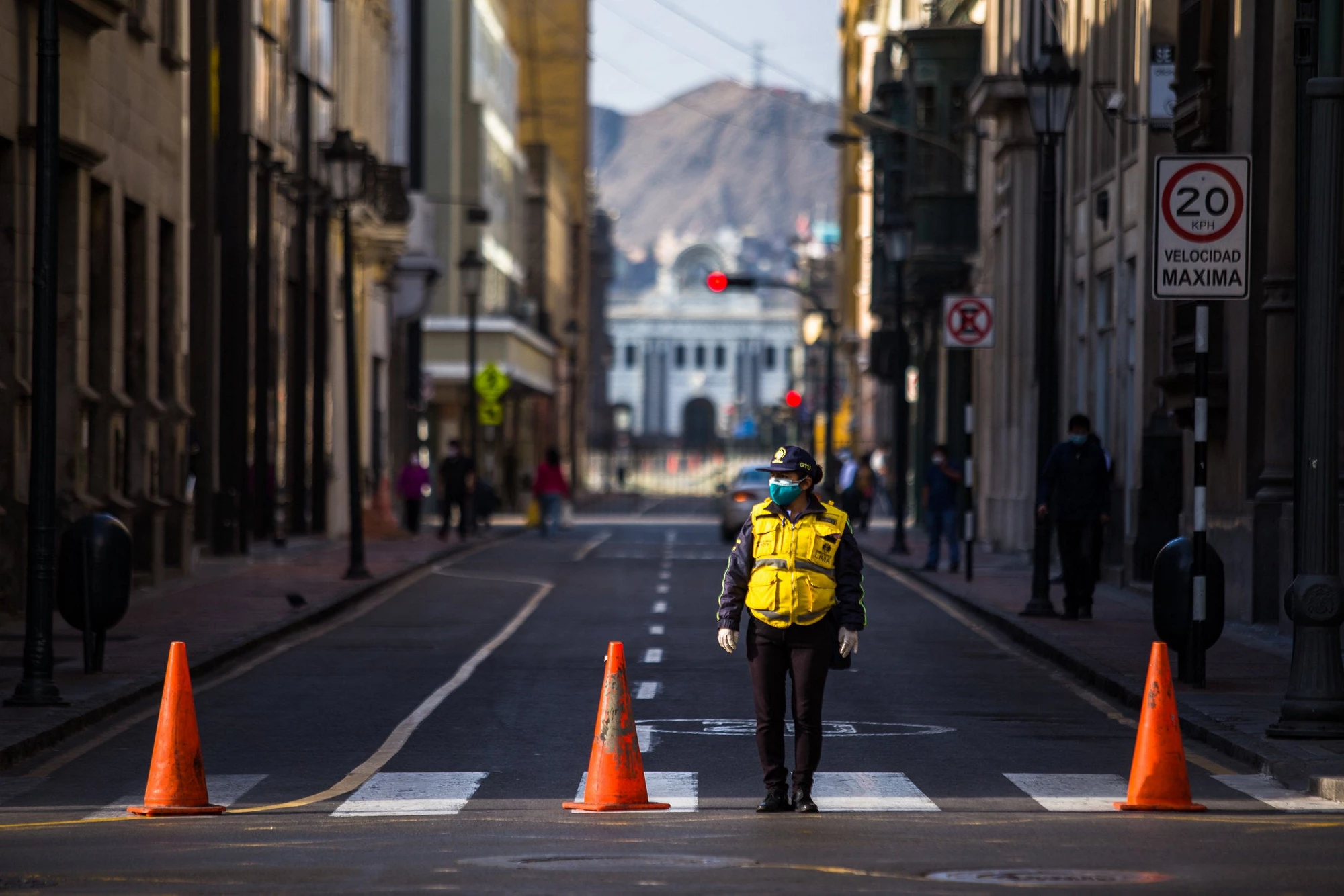 Policewoman directs traffic in downtown Lima during the pandemic. Victor Idrogo / World Bank