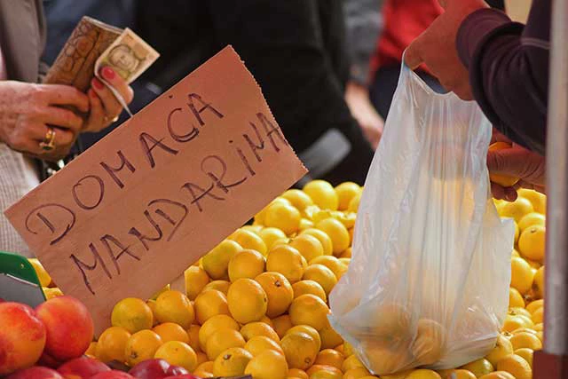 Femme achetant des fruits au marché photo  © Groupe Banque mondiale