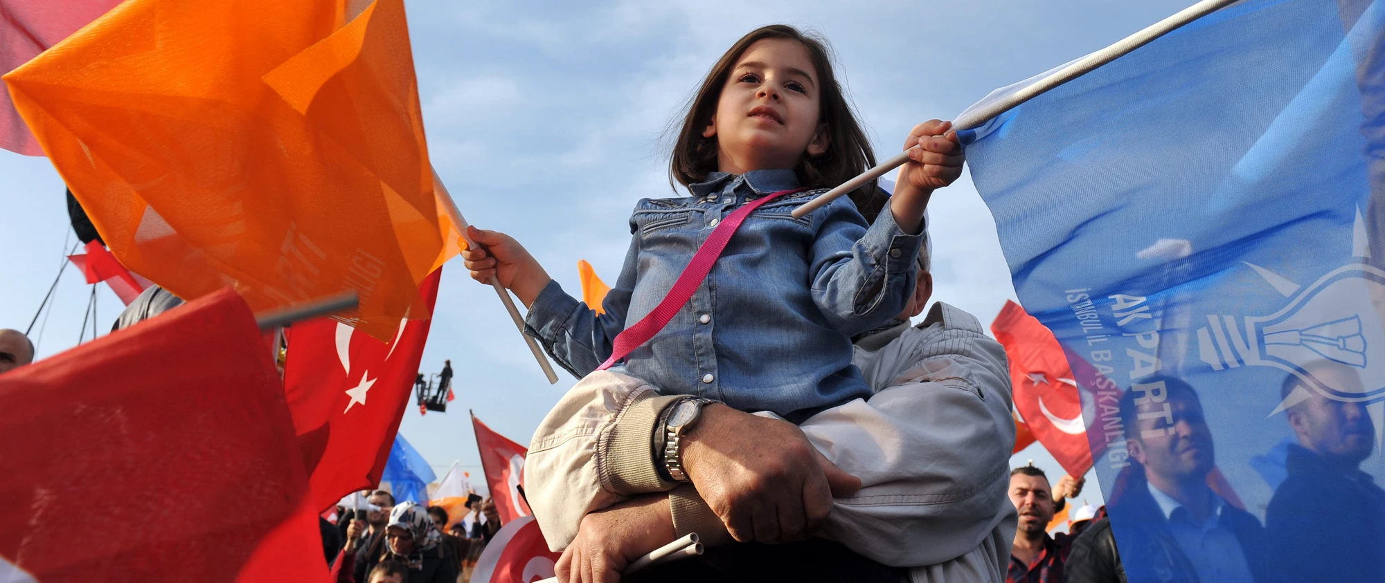 Girl holding flags at local elections in Turkey | © shutterstock.com