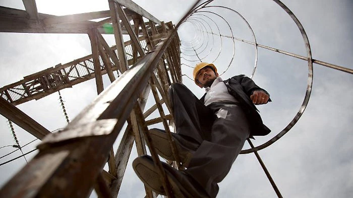 Un ouvrier travaillant sur une centrale électrique à Kaboul, Afghanistan. © Graham Crouch/Banque mondiale