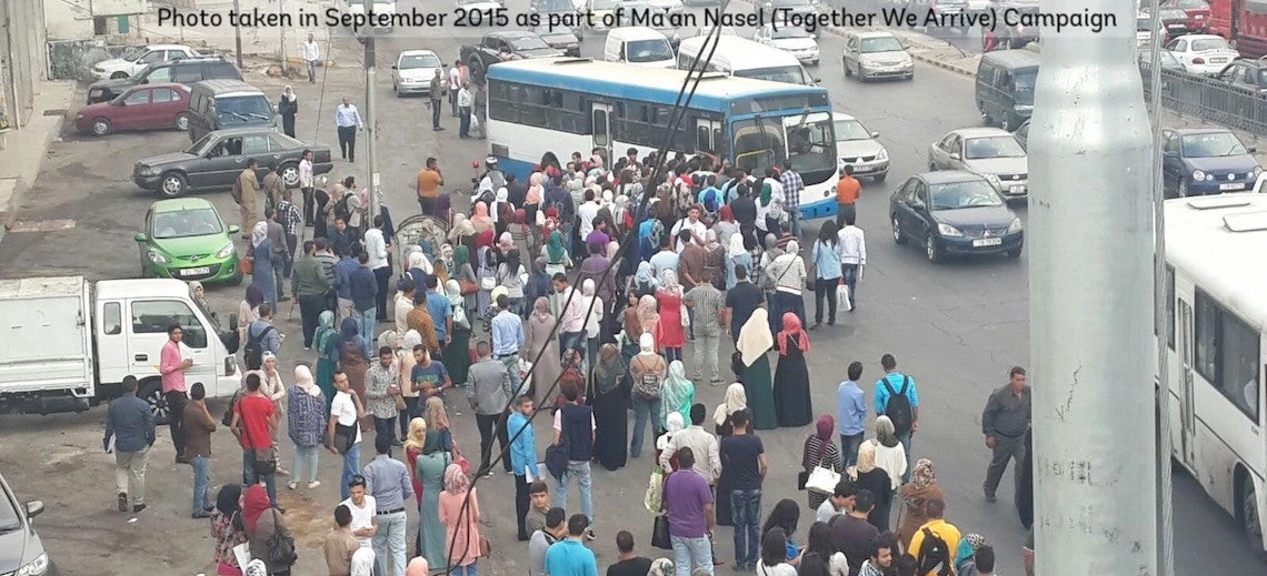 Personnes rassemblées dans un centre de transport en Jordanie. (2015 , Campagne de 'Maan Nasel')