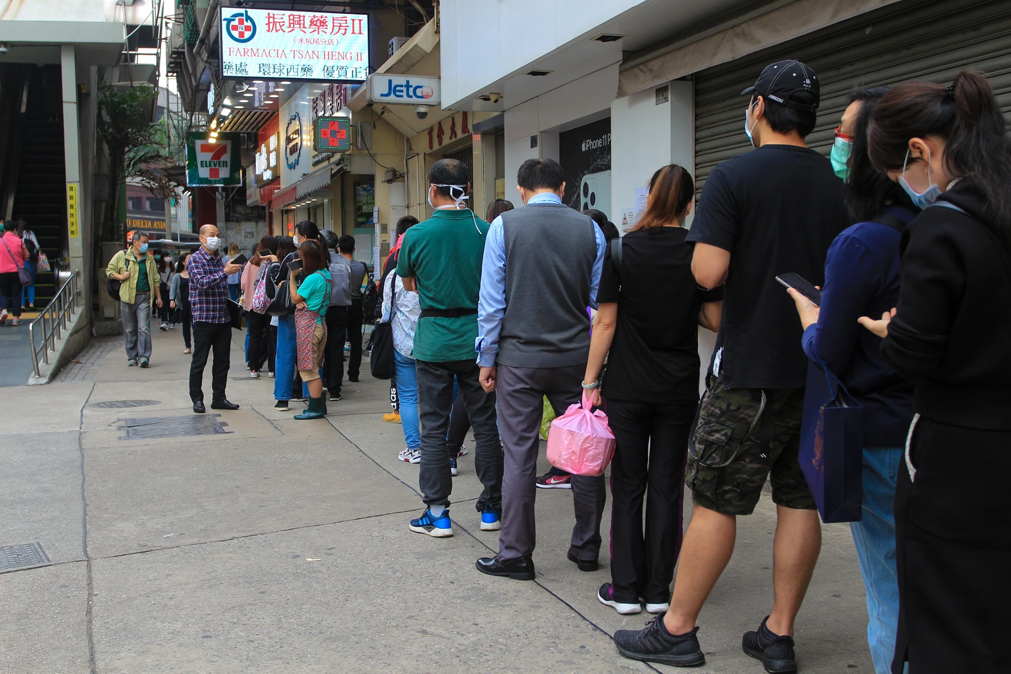 Des gens faisant la queue pour obtenir des masques. Photo : Agence photo de Macao / Unsplash