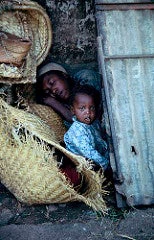 Une femme et un enfant à Madagascar © Yosef Hadar / Banque mondiale