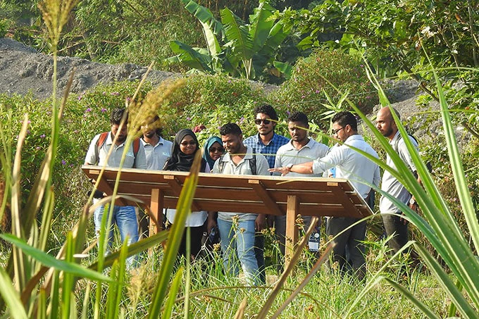 Delegates from Maldives learned  about wetlands at the Diyasaru Park