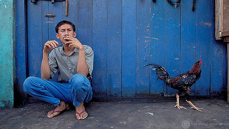 A man smokes in Indonesia. © Curt Carnemark/World Bank