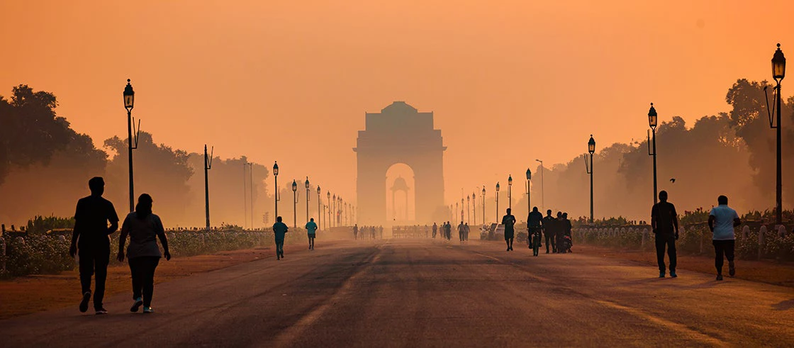 India Gate, New Delhi on a hazy morning. Pollution level rises and causes smog in autumn due to stagnant winds. Photo: Shutterstock/ Amit kg 