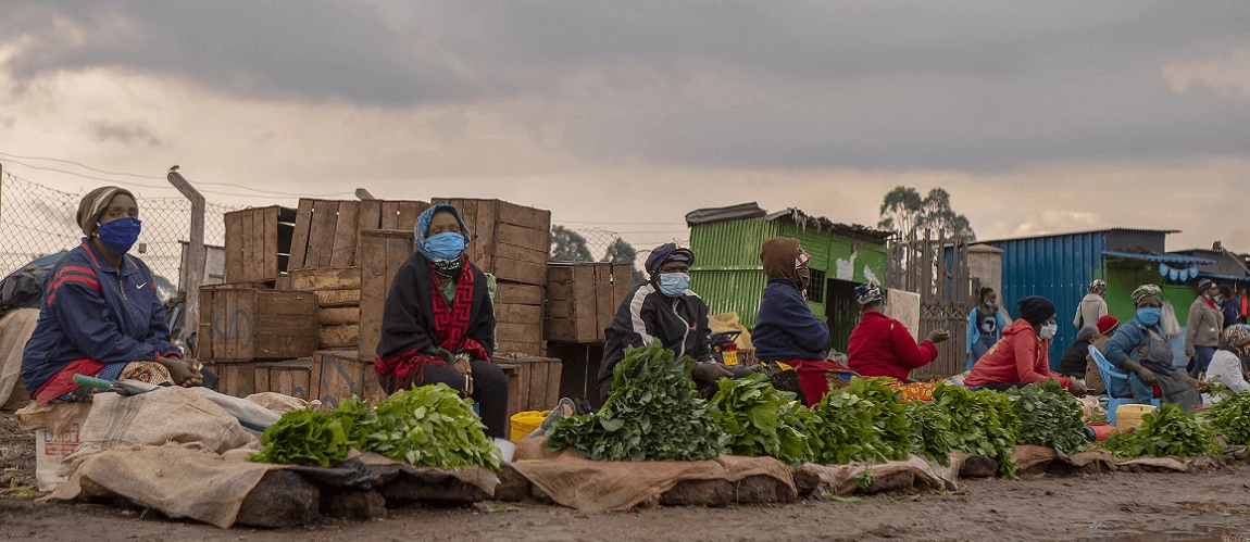 Social distancing in the market. Photo: World Bank / Sambrian Mbaabu