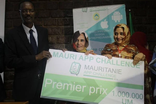 Remise des prix du MauriAppChallenge. La joie de la gagnante Khadjetou Abed.