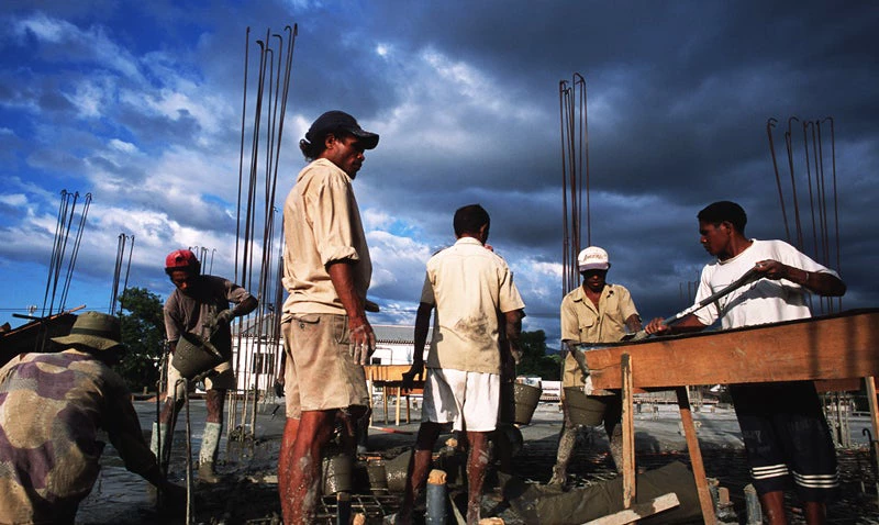 Men at work pouring concrete in Timor-Leste. © Alex Baluyut/World Bank