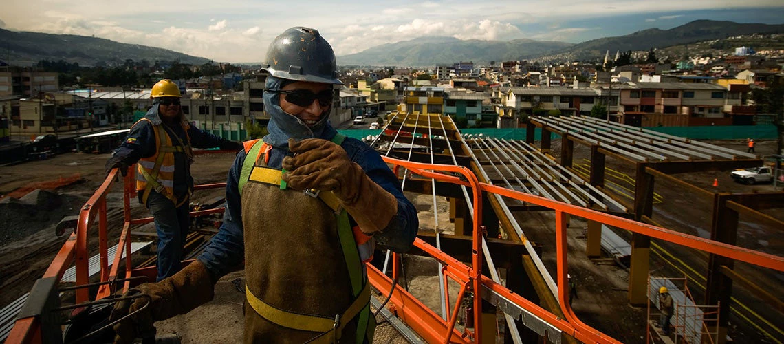 General view of the work carried out by two men in La Magdalena station of the Quito Metro, Equador |  © Photo: Paul Salazar