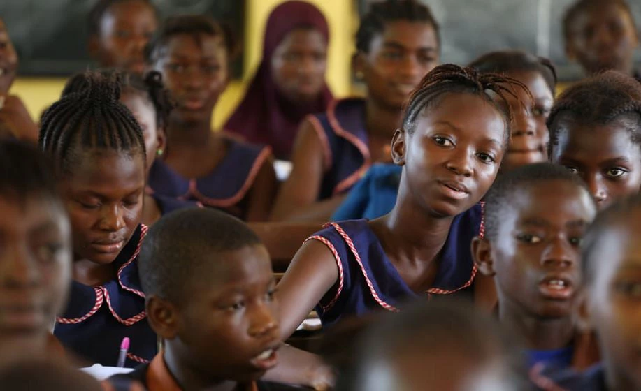 En un informe de la UNESCO (i) se estima que 1 de cada 10 niñas en África al sur del Sahara no asiste a la escuela durante su periodo menstrual. De acuerdo a algunas estimaciones, esto equivale al 20 % de un año escolar determinado.  Muchas niñas abandonan la escuela totalmente una vez que empiezan a tener la regla. ¿Las jóvenes deberían perder el 20 % de los días de clases en un determinado año debido a la falta de instalaciones o la carencia de información o la escasez de productos sanitarios?  Gestión de la higiene menstrual  La solución podría encontrarse en la gestión de la higiene menstrual. En otras palabras, el acceso a información, preparación y asistencia adecuadas para poder manejar el periodo menstrual de una manera saludable, segura y digna.  Debería importarnos la gestión de la higiene menstrual porque puede aumentar el crecimiento y el empoderamiento económico y social. También puede contribuir al logro de varios de los Objetivos de Desarrollo Sostenible (ODS) (i), entre ellos, aunque no exclusivamente: calidad de la educación (ODS 4), igualdad de género (ODS 5), y agua limpia y saneamiento (ODS 6).  En todo el Banco Mundial, nuestros colegas que trabajan en los temas del agua y saneamiento, salud, educación, empresas sociales y cuestiones de género colaboran para fomentar la gestión de la higiene menstrual dentro de nuestras operaciones. Estamos analizando intervenciones que puedan servir para mejorar el acceso a instalaciones de saneamiento, aumentar la conciencia acerca de la higiene y abordar el ausentismo escolar de las niñas.  Ensayos en Ghana  Se calcula que 11,5 millones de mujeres en Ghana no tienen acceso a instalaciones de gestión del saneamiento y de la higiene que separen los residuos del contacto humano. Según el último informe de seguimiento del agua y el saneamiento en las escuelas elaborado por UNICEF, (PDF, en inglés) el 59 % de las escuelas primarias en Ghana tiene agua adecuada y el 62 % posee un saneamiento apropiado.  En Ghana, se está planificando un ensayo aleatorio de control (EAC) en el contexto del componente de agua, saneamiento e higiene (WASH, por sus siglas en inglés) en las escuelas incluido en el Proyecto de agua y saneamiento de la zona metropolitana de Accra. El objetivo es asegurar evidencia acerca del impacto que tiene la gestión de la higiene menstrual que incorpora el componente WASH sobre la educación de las niñas. Para el EAC previsto, el estudio incluirá cuatro grupos: 1.        Un conjunto de escuelas que no tienen ningún tipo de intervención (grupo de control); 2.        Un conjunto de escuelas que tienen solo programas de gestión de la higiene menstrual con instalaciones de WASH: retretes separados para las niñas y los niños, puertas con cerraduras, acceso a instalaciones de eliminación de residuos socialmente aceptables, acceso a agua para lavarse cerca de los retretes y espacio para cambiarse los productos sanitarios. 3.        Un conjunto de escuelas que tienen solo programas de educación sobre higiene menstrual, y 4. Un conjunto de escuelas que tienen programas de educación sobre higiene menstrual combinados con programas de gestión de la higiene menstrual e instalaciones de WASH. Las medidas serán puestas a prueba, se implementará un conjunto de indicadores básicos, y luego de monitorear las intervenciones durante seis a ocho meses se realizará una evaluación final de impacto. Las conclusiones se documentarán y difundirán entre los destinatarios, que incluyen al Gobierno, el Banco Mundial, académicos y especialistas en desarrollo.  Colaboración del Banco Mundial y participación de los países reflejan creciente demanda de gestión de la higiene menstrual  En 2015, el Gobierno de India dio a conocer las Directrices nacionales sobre la gestión de la higiene menstrual (PDF, en inglés) para responder al posible ausentismo escolar de alrededor de 113 millones de adolescentes debido al inicio de la menarquía (su primera regla). Uno de los estudios en que se basaron las directrices nacionales concluyó que solo el 53 % de un total de 14 724 escuelas estatales tenía un retrete separado para las niñas y en condiciones de uso. Además, 132 millones de hogares informaron que carecían de un baño.  Aumentar la visibilidad y las medidas en el ámbito de la gestión de la higiene menstrual  Académicos, universidades, organizaciones no gubernamentales, organismos internacionales y el sector privado se han unido a mujeres jóvenes y comunidades en todo el mundo para aumentar la visibilidad y las medidas relacionadas con este tema que suele ser considerado como tabú. A continuación, le presentamos algunos ejemplos.  En abril de 2016, durante un evento de la iniciativa Let Girls Learn (i) realizado en el Banco Mundial, la primera dama de Estados Unidos, Michelle Obama, se refirió de manera directa a cómo la menstruación puede influir en que las niñas no asistan a la escuela y cómo este problema debe ser abordado para permitir que las jóvenes continúen su educación.  UNICEF, UNGEI, Emory University y el Gobierno de Canadá se asociaron para crear el curso electrónico Agua, saneamiento e higiene (WASH) para las niñas en las escuelas: Aumentar la capacidad nacional para realizar investigaciones sobre la gestión de la higiene menstrual en las escuelas. (PDF, en inglés)  WASH United (i) encabezó este año el Día Mundial de la Higiene Menstrual, (i) celebrado el 28 de mayo. Durante esta jornada internacional, instituida en 2014, se realizaron más de 300 eventos en todo el mundo para crear conciencia y promover la adopción de mayores medidas.  Labor del Banco Mundial  Desde el año pasado, el grupo de trabajo del Banco Mundial sobre esta materia se reúne con emprendimientos sociales que abordan las cuestiones del acceso a productos sanitarios y la gestión de la higiene menstrual. Uno de estos encuentros se presenta en un blog del Banco Mundial publicado por Jaydeep Mandal, fundador y director gerente de Aakar Innovations, (i) una empresa social con sede en India. Como Mandal dice, Aakar Innovations además de dar a las mujeres acceso a productos higiénicos asequibles e inocuos para el medio ambiente o crear oportunidades de sustento para ellas, también trabaja para romper el silencio en torno a la menstruación.  Qué nos puede enseñar Kenya acerca de las toallas sanitarias  ZanaAfrica, (i) otra empresa social que opera en Kenya, fue creada para responder a la realidad de aproximadamente 1 millón de niñas que no van a la escuela debido a que no tienen acceso a toallas sanitarias y a los correspondientes programas de educación en salud reproductiva. El enfoque programático de ZanaAfrica para ayudar a las niñas se concentra en tres ámbitos: i) crear programas de educación en salud, ii) proveer toallas sanitarias y educación mediante asociados locales, y iii) encabezar esfuerzos en materia de políticas y promoción del tema. Para saber más acerca de la labor de ZanaAfrica, revise este reciente artículo (i) en NPR.  Es importante respaldar a Aakar Innovations, ZanaAfrica y una docena de otros emprendimientos sociales que trabajan para brindar productos sanitarios y educación en salud a las mujeres en todo el mundo. De cara al futuro, el Banco Mundial continuará promoviendo y apoyando los esfuerzos en materia de gestión de la higiene menstrual para garantizar que las jóvenes sean vistas y empoderadas a través de la adopción de un enfoque inclusivo e integral.  Las jóvenes y las mujeres deben tener acceso a productos sanitarios, información correcta sobre su propia salud durante la menstruación, y no deberían seguir sintiendo vergüenza o siendo estigmatizadas cuando tienen la regla. La próxima vez que escuche hablar sobre la gestión de la higiene menstrual, usted no solo sabrá qué significa, sino también por qué es importante.   Visite el sitio web del Banco Mundial sobre la educación de las niñas. (i) Visite Twitter (i) y Flipboard (i) para informarse más acerca de la labor del Grupo Banco Mundial en el ámbito de la educación.