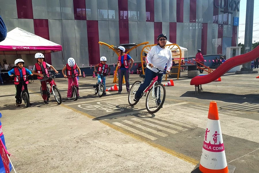 Activities to promote bicycle use to children in front of the massive bicycle parking facility in Buenavista, Mexico City (Source: Giovanni Zayas)